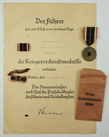 Kriegsverdienstmedaille, mit Verleihungstüte und Urkunde einer Baltendeutschen Krankenschwester des KZ Neuengamme. - photo 1