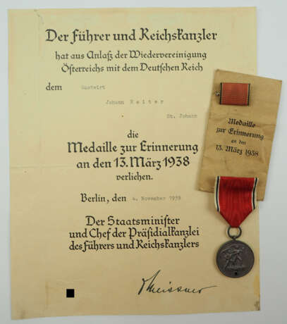 Medaille zur Erinnerung an den 13. März 1938, mit Verleihungstüte und Urkunde für einen Gastwirt. - фото 1