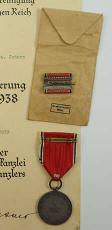 Medaille zur Erinnerung an den 13. März 1938, mit Verleihungstüte und Urkunde für einen Gastwirt. - фото 2