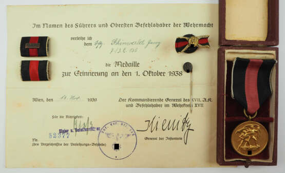 Medaille zur Erinnerung an den 1. Oktober 1938, mit Etui und Urkunde für einen Unteroffizier. - Foto 1
