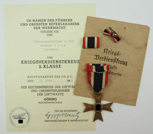 Kriegsverdienstkreuz, 2. Klasse mit Verleihungstüte und Urkunde für einen Untergruppenführer im RLB Wiesbaden. - Foto 1
