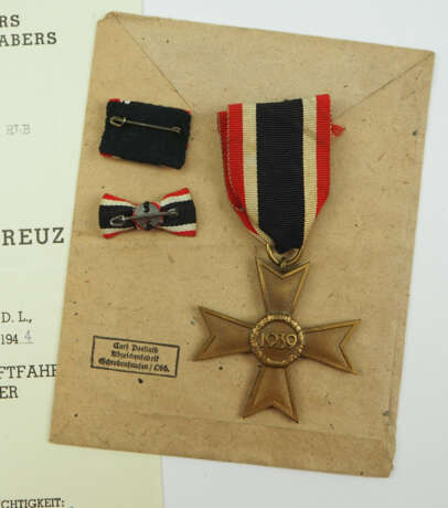 Kriegsverdienstkreuz, 2. Klasse mit Verleihungstüte und Urkunde für einen Untergruppenführer im RLB Wiesbaden. - Foto 2