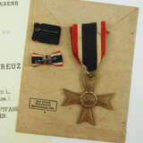 Kriegsverdienstkreuz, 2. Klasse mit Verleihungstüte und Urkunde für einen Untergruppenführer im RLB Wiesbaden. - Foto 2