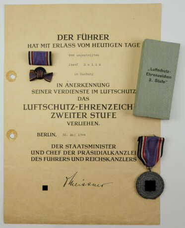 Luftschutz-Ehrenzeichen, 2. Stufe, im Etui, mit Urkunde für einen Angestellten in Hamburg. - photo 1