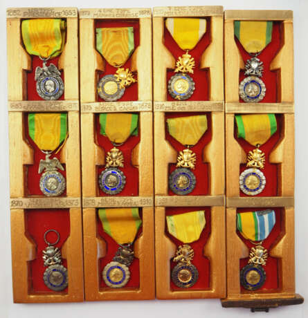 Frankreich: Militär-Medaille - Sammlung von 12 Exemplaren, im Schmucketui. - Foto 5
