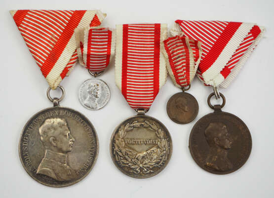 Österreich: Tapferkeitsmedaille, 9. Modell (1917-1918), Karl, Silber 1. + 2. Klasse und Bronze. - photo 1