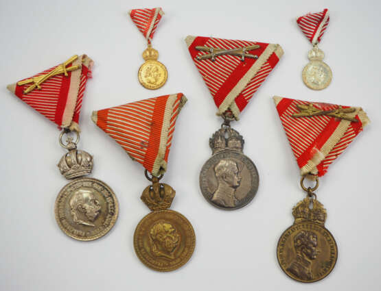 Österreich: Militär-Verdienstmedaille (Signum Laudis), 1. und 2. Modell, in Silber und Bronze. - photo 1