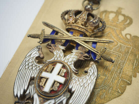 Serbien: Orden des Weißen Adler, 2. Modell (1903-1941), 3. Klasse mit Schwertern, im Etui. - Foto 2