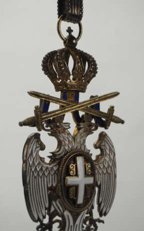 Serbien: Orden des Weißen Adler, 2. Modell (1903-1941), 3. Klasse mit Schwertern, im Etui. - photo 3