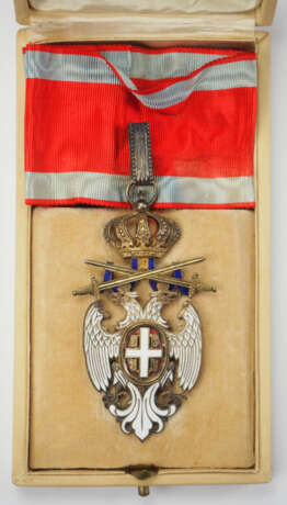 Serbien: Orden des Weißen Adler, 2. Modell (1903-1941), 3. Klasse mit Schwertern, im Etui. - фото 5