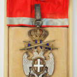 Serbien: Orden des Weißen Adler, 2. Modell (1903-1941), 3. Klasse mit Schwertern, im Etui. - фото 5