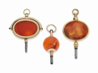 Uhrenschlüssel: Konvolut von 3 attraktiven, goldenen Spindeluhrenschlüsseln mit Karneol-Besatz, ca.1800-1820