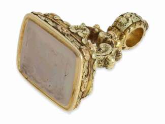 Uhrenketten-Siegel : seltenes, massiv goldenes Uhrenketten-Siegel, gearbeitet in 2 Goldtönen, fein geschnittenes Achatwappen, England um 1800