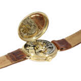 Armbanduhr: hoch attraktiver, früher, goldener "oversize" Doxa Kronendrücker-Chronograph mit Emaillezifferblatt, ca. 1920 - photo 4