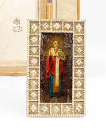 A Fabergé Icon of St Nicholas in Silver Frame with Original Wooden Case - Foto 1