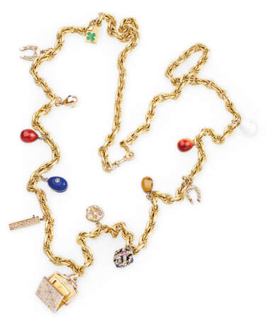 Thirteen Charms including a Fabergé Egg Pendant and a Commemorative Photograph Frame on Gold Chain - Foto 1