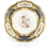 A Porcelain Dessert Plate with Angel Putti - Foto 1