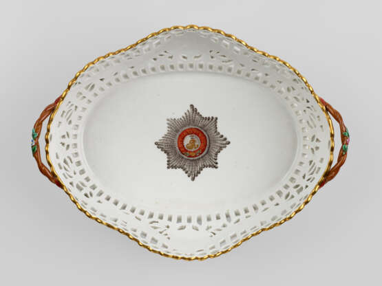 A Large Porcelain Basket from the Imperial Order of St Alexander Nevsky Service - photo 2