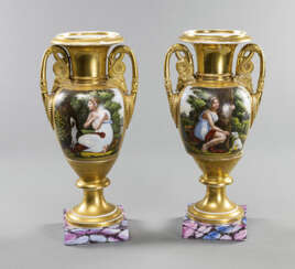 Paar Empire-Vasen mit Schwanenhenkeln