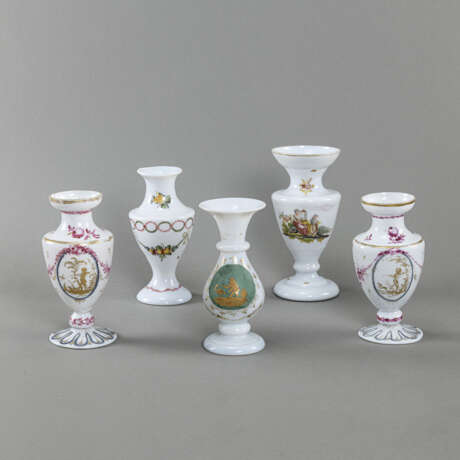Fünf Milchglas-Vasen - Foto 1