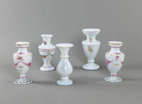 Fünf Milchglas-Vasen - Foto 2