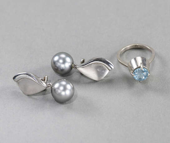 Paar Perl-Ohrringe und Ring mit blauem Farbstein - Foto 1