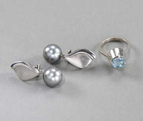 Paar Perl-Ohrringe und Ring mit blauem Farbstein