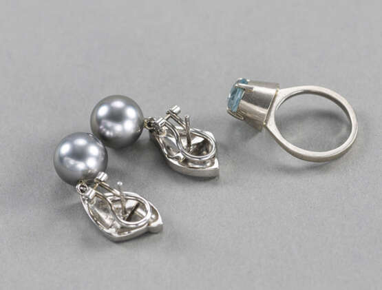 Paar Perl-Ohrringe und Ring mit blauem Farbstein - фото 2