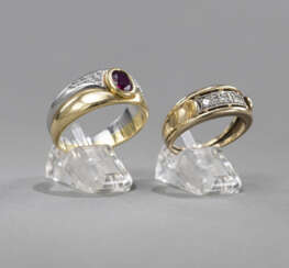 Zwei Ringe mit Diamanten und Rubin
