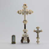 Miniaturkruzifix im Schaukästchen und zwei Kruzifixe - Foto 1