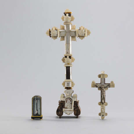 Miniaturkruzifix im Schaukästchen und zwei Kruzifixe - photo 1