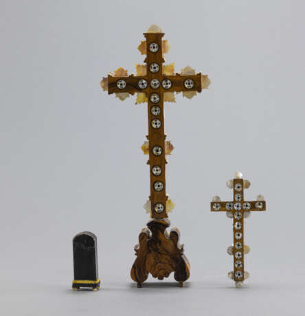 Miniaturkruzifix im Schaukästchen und zwei Kruzifixe - Foto 2