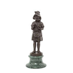 Bronzefigur "Mädchen mit Korb"