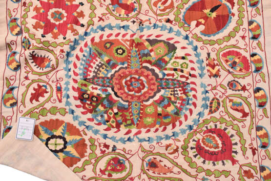 Gruppe von fünf Textilien, u.a. Suzani - photo 7