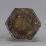 Fragment eines islamischen Gefäßes, Bronze, partiell mit Silberauflage. Wohl Teil einer Deckelbekrönung - Foto 3