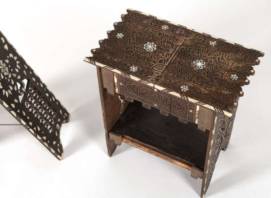 Koranständer, Kavukluk und Beistelltisch aus Holz teils kunstvoll mit Perlmutt eingelegt - Foto 6
