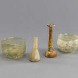 Vier antike Glasgefäße aus grünlichem Glas, teils versintert. Darunter zwei Balsamarien und zwei kleine Schalen - Foto 2
