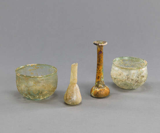 Vier antike Glasgefäße aus grünlichem Glas, teils versintert. Darunter zwei Balsamarien und zwei kleine Schalen - photo 2