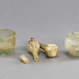 Vier antike Glasgefäße aus grünlichem Glas, teils versintert. Darunter zwei Balsamarien und zwei kleine Schalen - photo 3