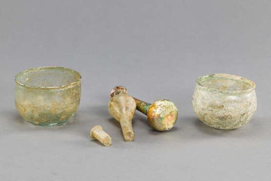Vier antike Glasgefäße aus grünlichem Glas, teils versintert. Darunter zwei Balsamarien und zwei kleine Schalen - Foto 3