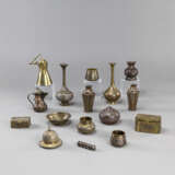 Konvolut von 16 Metallarbeiten, u.a. Vasen, Kännchen und Dosen - photo 1