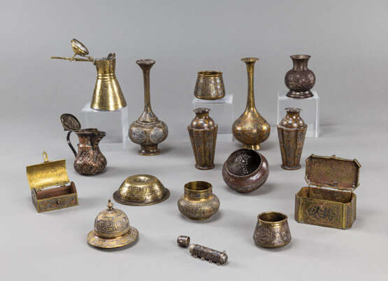 Konvolut von 16 Metallarbeiten, u.a. Vasen, Kännchen und Dosen - Foto 2