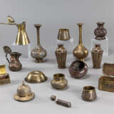 Konvolut von 16 Metallarbeiten, u.a. Vasen, Kännchen und Dosen - Foto 2