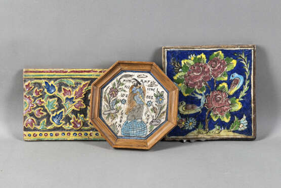 Drei Kacheln mit floralem und figuralem Dekor. Persien, 19. Jh. - photo 1