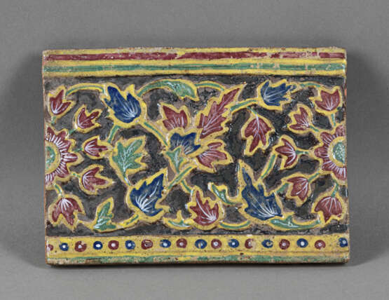 Drei Kacheln mit floralem und figuralem Dekor. Persien, 19. Jh. - Foto 4