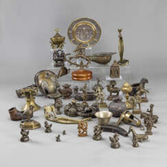 Konvolut Bronze- und Metallarbeiten, darunter Figuren und Öllampen