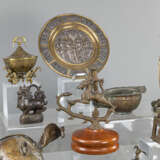 Konvolut Bronze- und Metallarbeiten, darunter Figuren und Öllampen - photo 2