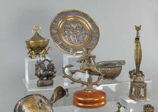 Konvolut Bronze- und Metallarbeiten, darunter Figuren und Öllampen - Foto 2