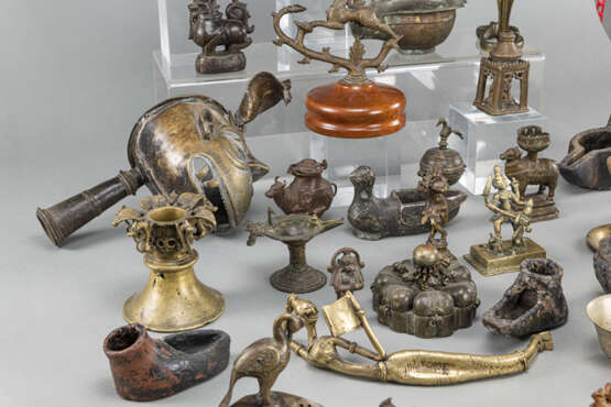 Konvolut Bronze- und Metallarbeiten, darunter Figuren und Öllampen - Foto 3