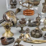 Konvolut Bronze- und Metallarbeiten, darunter Figuren und Öllampen - Foto 3